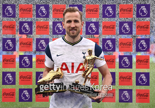 LEICESTER, ENGLAND - MAY 23: Harry Kane of Tottenham Hotspur poses with the Coca-Cola Zero Sugar Golden Boot Winner award, and the Coca-Cola Zero Sugar Playmaker Winner award following his team's victory in the Premier League match between Leicester City and Tottenham Hotspur at The King Power Stadium on May 23, 2021 in Leicester, England. A limited number of fans will be allowed into Premier League stadiums as Coronavirus restrictions begin to ease in the UK. (Photo by Laurence Griffiths/Getty Images)
