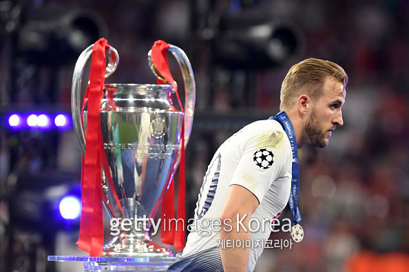 MADRID, SPAIN - JUNE 01: Harry Kane of Tottenham Hotspur walks past the Champions League Trophy following the UEFA Champions League Final between Tottenham Hotspur and Liverpool at Estadio Wanda Metropolitano on June 01, 2019 in Madrid, Spain. (Photo by Matthias Hangst/Getty Images)