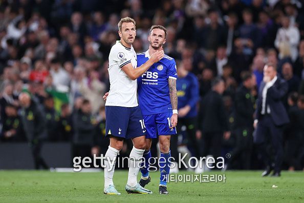 LONDON, ENGLAND - SEPTEMBER 17: Harry Kane of Tottenham Hotspur and James Maddison of Leicester City embrace each other after the final whistle in the Premier League match between Tottenham Hotspur and Leicester City at Tottenham Hotspur Stadium on September 17, 2022 in London, England. (Photo by Ryan Pierse/Getty Images)