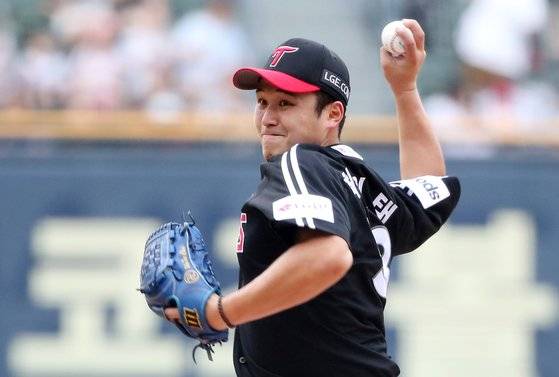 LG 트윈스가 새로 영입한 오른손 투수 최원태. 올 시즌 우승에 도전하는 LG는 아킬레스건으로 지적되던 선발진을 보완했다. [뉴스1]