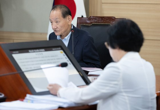 김효재 방송통신위원회 위원장 직무대행이 지난달 5일 오전 경기도 과천시 정부과천청사 내 방송통신위원회에서 열린 전체회의에서 발언하고 있다. 뉴스1