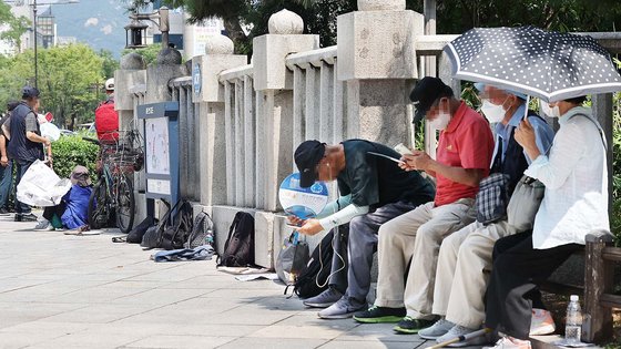 중부지방에 폭염 경보가 발효 중인 1일 무료 급식을 앞둔 서울 종로구 탑골공원 앞에 어르신들의 가방이 줄지어 놓여 있다. 연합뉴스