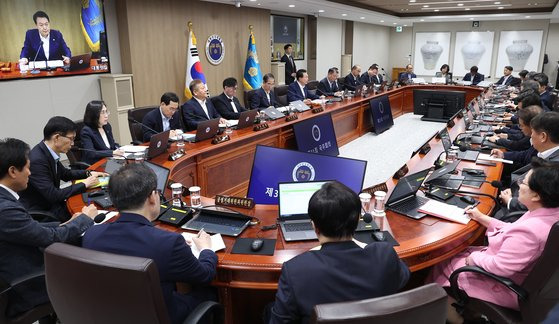 윤석열 대통령이 1일 서울 용산 대통령실 청사에서 국무회의를 주재하고 있다.연합뉴스