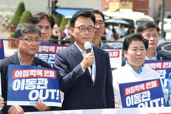 더불어민주당 박광온 원내대표가 7월 28일 오전 서울 용산구 대통령실 인근에서 열린 이동관 대통령 대회협력특별보좌관 방송통신위원장 지명 규탄 긴급기자회견에서 발언하고 있다.   윤석열 대통령은 이날 신임 방송통신위원장 후보자에 이 특보를 지명했다. 연합뉴스