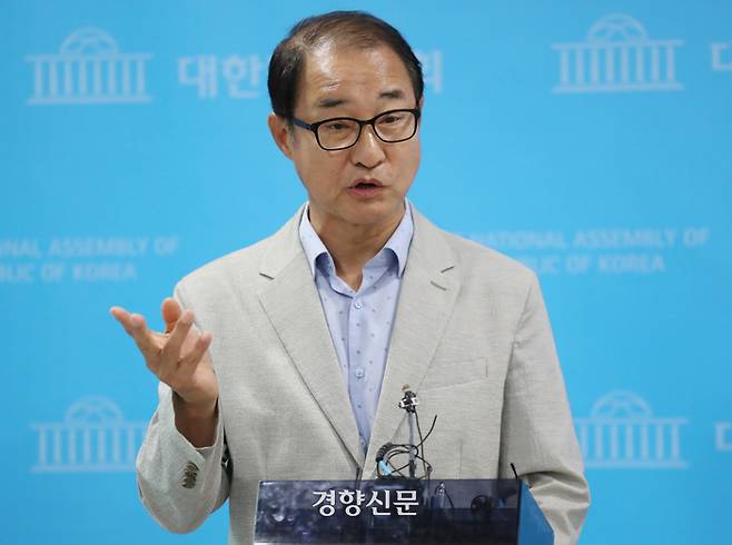 더불어민주당 전당대회 돈봉투 의혹으로 검찰에 의해 구속영장이 재청구된 이성만 무소속 의원이 1일 국회 기자회견장에서 입장을 밝히고 있다. 박민규 선임기자