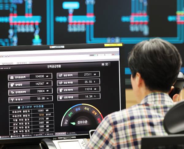 경기 수원시 한국전력공사 경기지역본부 전력관리처 계통운영센터에서 31일 한 직원이 전력수급 상황을 모니터링하고 있다. 정부와 한전은 폭염으로 급증한 전력 수요에 대비해 오는 9월 15일까지를 전력수급 대책기간으로 정하고 대책을 시행 중이다. 연합뉴스