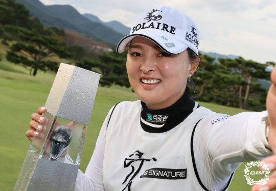 2021년 10월 24일 부산 기장군 LPGA 인터내셔널 부산에서 열린 미국 여자프로골프(LPGA) 투어 BMW 레이디스 챔피언십 최종 라운드에서 고진영이 우승 후 트로피와 함께 기념 촬영을 하고 있다. [KLPGA 제공]