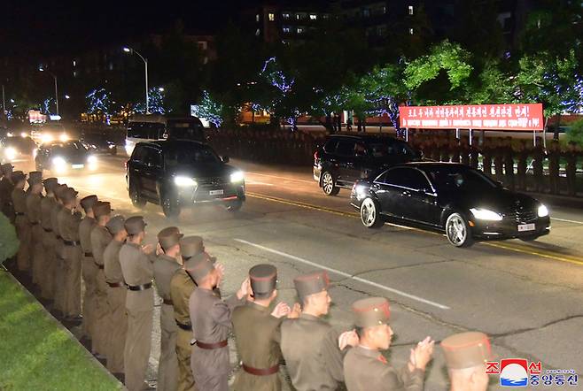 지난 25일 세르게이 쇼이구 러시아 국방장관 등 군사대표단을 환영하는 북한군의 모습. [출처 : 연합뉴스]