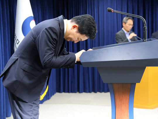 원희룡 국토교통부 장관이 지난 31일 정부서울청사에서 LH 무량판 구조 조사결과를 발표한 뒤 고개숙여 인사하고 있다. 뉴시스