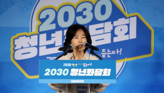 김은경 더불어민주당 혁신위원장이 7월 30일 서울 성동구 성수동의 한 카페에서 열린 2030 청년좌담회에 참석해 인사말을 하고 있다. 뉴시스