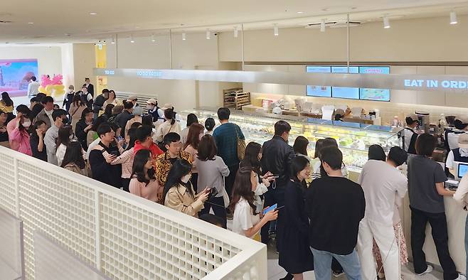 잠실 롯데월드몰에 있는 노티드 월드 매장에 손님들이 줄을 서 있다. [롯데백화점 제공]