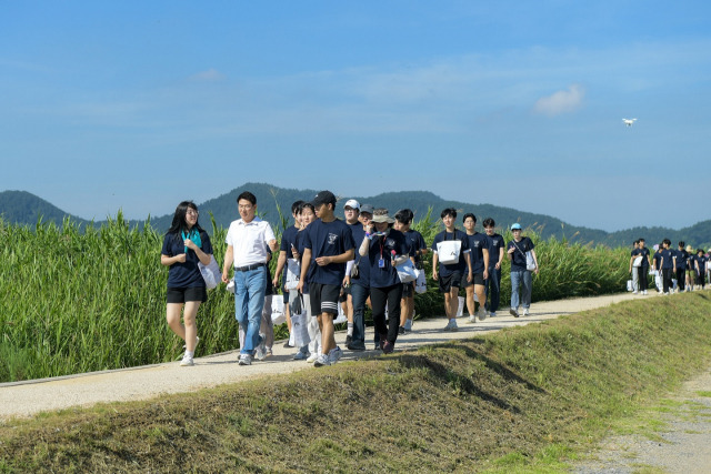 ▲노관규 순천시장과 지역 청소년 70여 명이 순천만 어싱길을 함께 걸으며 이야기하고 있다. ⓒ순천시