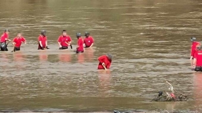 지난 7월 19일 채수근 상병이 속한 해병대 수색조가 보문교 인근 하천 속에서 수색하는 모습. 연합뉴스(독자 제공)