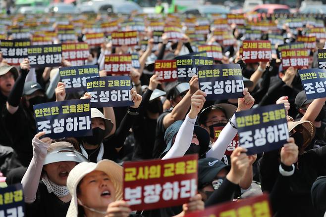 지난달 29일 서울 종로구 정부서울청사 인근 도로에서 열린 서이초 교사 추모식 및 교사생존권을 위한 집회에서 참가자들이 교사 처우 개선 등을 촉구하고 있다. 뉴스1