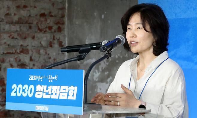 지난 7월 30일 김은경 더불어민주당 혁신위원회 위원장이 서울 성동구의 한 카페에서 열린 '2030 청년좌담회'에서 인사말을 하고 있다. 뉴스1