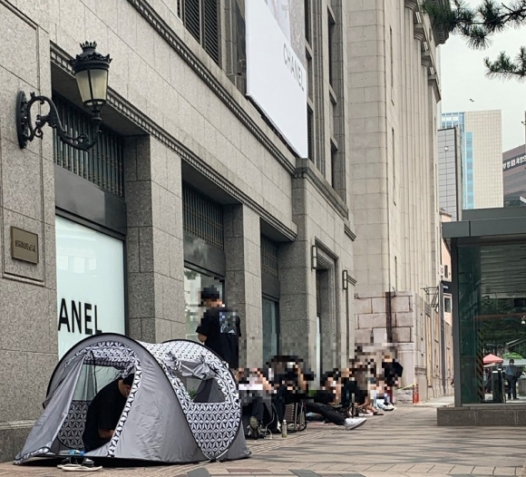 서울 중구의 한 백화점 명품관에 입장하기 위해 ‘오픈런’(개장 전 대기)을 하고 있는 모습. 서울신문 DB