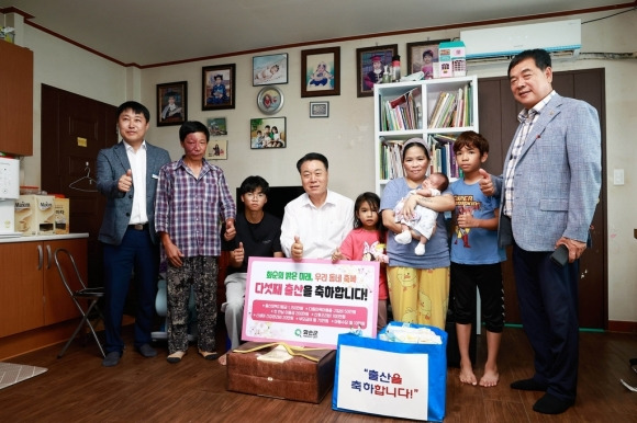 다섯째 출산 축하 방문. 왼쪽에서 두 번째 다둥이 아빠 강모(57)씨. 전남 화순군 제공