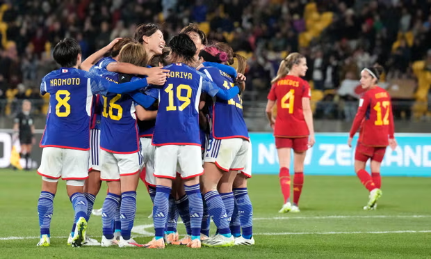 일본 여자 축구 대표팀 선수들이 지난 31일 스페인과의 2023 호주·뉴질랜드 여자 월드컵 조별리그 최종전에서 4-0으로 앞서 나가는 골을 넣은 뒤 기뻐하고 있다. AP연합뉴스