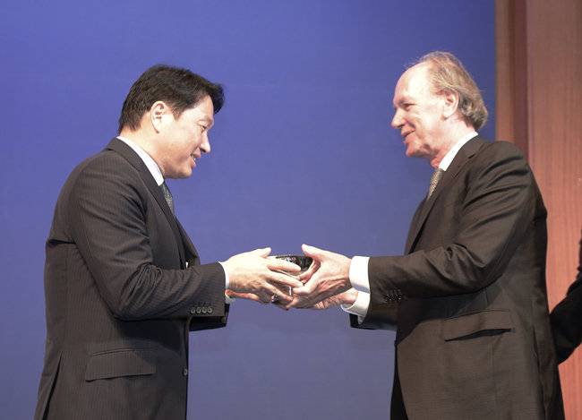 최태원 SK그룹 회장이 2017년 7월 미국의 비영리단체 코리아소사이어티 60주년 기념행사에서 한미간 경제 협력과 우호 증진에 기여한 공로로 ‘밴플리트상’을 수상했다. 1998년 최종현 선대회장이 수상한 바 있어 최초로 부자가 밴플리트상을 받은 기록을 남겼다.