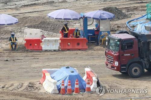 '그늘에서 휴식'  (서울=연합뉴스) 김성민 기자 = 서울 전역에 폭염 경보가 내려진 31일 오전 서울 시내 한 공사현장에서 건설 노동자들이 공사장에 설치된 그늘막에서 휴식을 취하고 있다. 2023.7.31