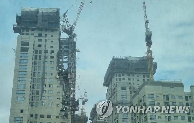 외벽 붕괴한 아파트 건설 현장     (광주=연합뉴스) 11일 오후 광주 서구 화정동 한 아파트 신축 공사 현장에서 외벽이 붕괴하는 사고가 발생했다. 2022.1.11 [독자 제공. 재판매 및 DB 금지] areum@yna.co.kr