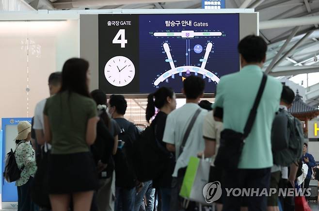 출국장 앞에 늘어선 대기줄 (영종도=연합뉴스) 김성민 기자 = 여름 휴가철인 28일 오전 인천국제공항 제1터미널 출국장 앞에서 이용객들이 줄을 서고 있다. 
    인천국제공항공사는 올해 여름철 성수기 3주간(7월25일~8월15일) 인천공항 이용객이 391만8천855명, 하루 평균 17만8천130명이 될 것이라고 전망했다. 2023.7.28 ksm7976@yna.co.kr