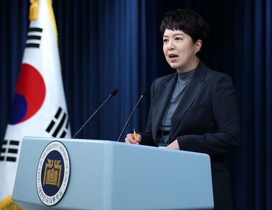 오늘(2일) 서울 용산 대통령실 청사에서 김은혜 홍보수석이 브리핑을 하고 있는 모습 [사진 출처=뉴스1]