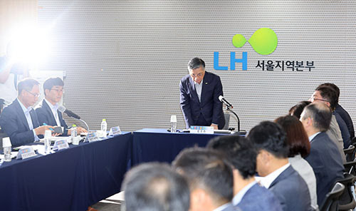 이한준 한국토지주택공사(LH) 사장이 2일 서울 강남구 LH 서울지역본부에서 열린 사장 주재 회의에서 최근 아파트 철근 누락 사태와 관련해 고개 숙여 사과하고 있다.(사진=연합뉴스)