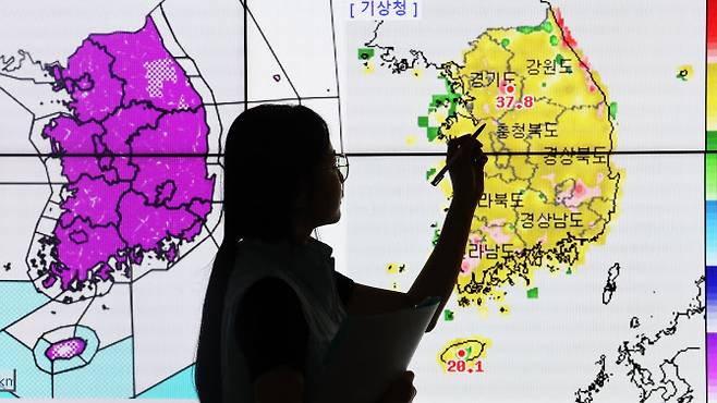 전국 대부분 지역에 폭염 경보가 내려진 2일 오후 경기도 수원시 권선구 수도권기상청에서 예보관이 기온을 보여주고 있다. (사진=연합)