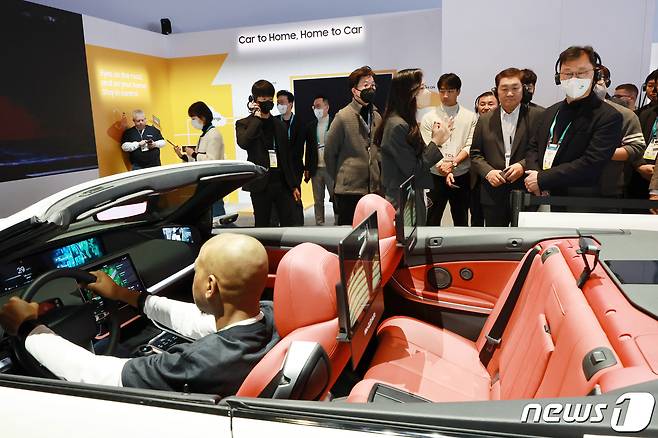 SK그룹 최재원 수석부회장(오른쪽)이 세계 최대 가전·IT(정보기술) 박람회 CES 2023 개막일인 1월 5일(현지시간) 미국 네바다주 라스베이거스 컨벤션 센터 중앙홀의 삼성전자 전시관을 방문해 한종희 삼성전자 디바이스경험(DX)부문장(부회장)과 삼성 자회사 하만 인터내셔널의 '하만 레디 케어'를 살피고 있다. (공동취재) 2023.1.6/뉴스1 ⓒ News1 임세영 기자