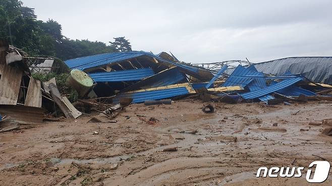 지난 7월 집중호우 때 산사태가 발생해 큰 피해를 본 충북 증평군 증평읍 율리의 한 축사.(증평군 제공)/뉴스1