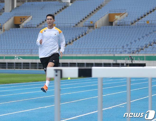 한국 높이뛰기의 간판 우상혁이 2일 오후 인천 문학경기장 주경기장에서 부다페스트 세계육상선수권을 앞두고 훈련을 하고 있다. 우상혁은 오는 19일 개막하는 2023 부다페스트 세계육상선수권에 참가해 바르심, 주본 해리슨과 우승을 다툰다. 2023.8.2/뉴스1 ⓒ News1 신웅수 기자