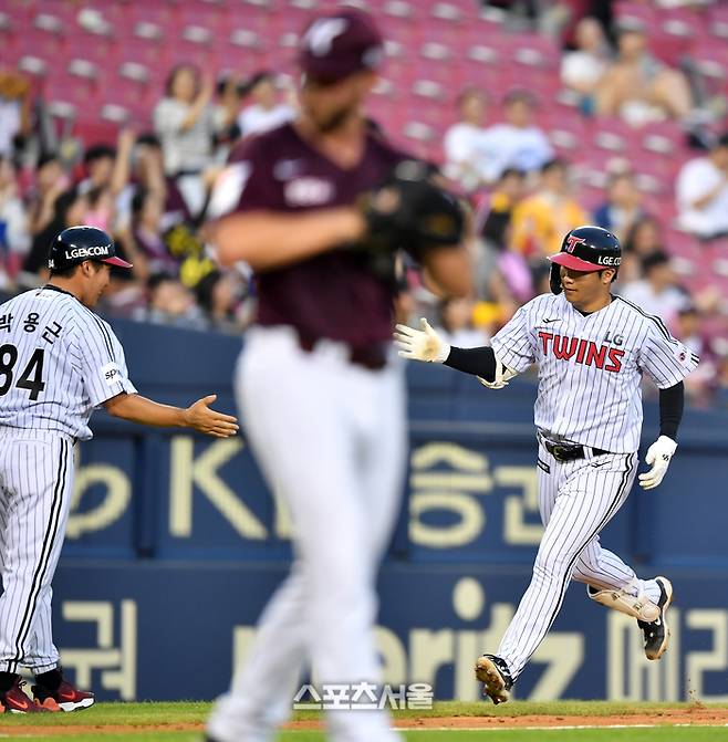 LG 3번타자 문보경이 1일 잠실구장에서 열릴 2023 프로야구 키움히어로즈와 LG트윈스의 경기 3회말 2사 2루에서 호투하던 맥키니를 상대로 역전 2점홈런을 터트린 후 홈인하고 있다. 2023.08.01. 강영조기자 kanjo@sportsseoul.com