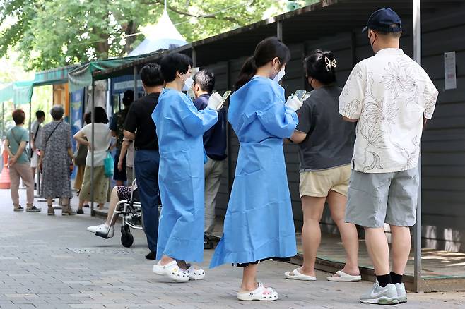 코로나 확진자 증가세가 이어지는 가운데 2일 오전 대구 달서구보건소에 마련된 선별진료소를 찾은 시민들이 줄지어 PCR검사를 기다리고 있다. /뉴스1