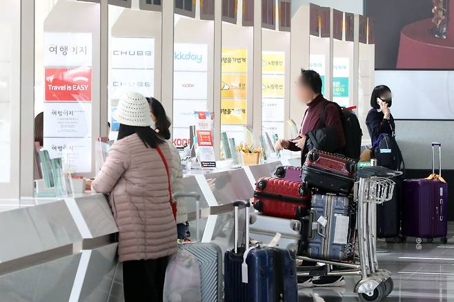 지난 3월 인천국제공항 출국장 여행사 카운터에서 여행객이 안내를 받는 모습./뉴스1