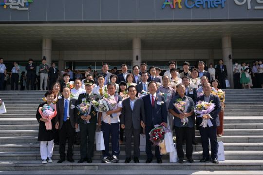 논산시가 지난 1일 오전 논산아트센터에서 400여 시민, 공직자가 참석한 가운데 '8월 월례모임'을 개최했다. 사진은 수상자 기념촬영 장면 사진=논산시 제공