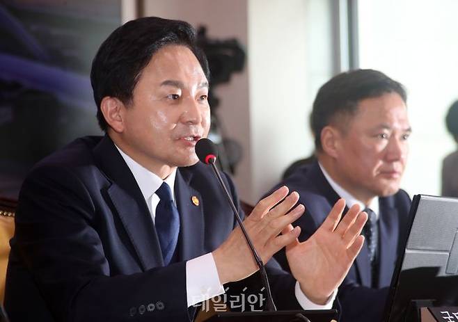 원희룡 국토교통부 장관이 지난달 26일 국회에서 열린 국토교통위원회 전체회의에서 서울∼양평고속도로 노선 변경과 관련한 질의에 답변하고 있다. ⓒ데일리안 박항구 기자