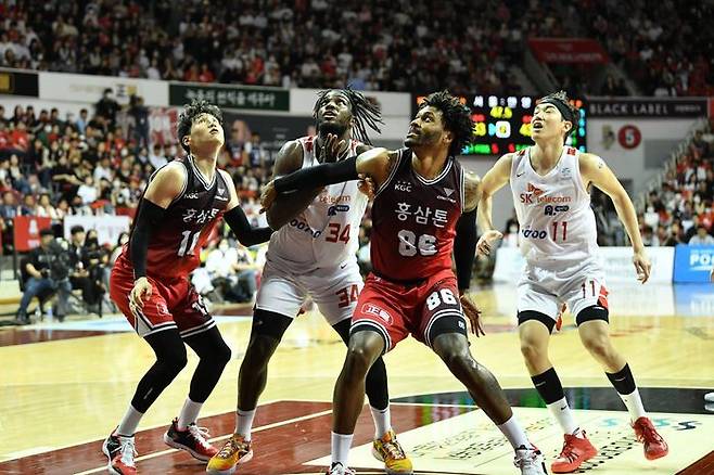 지난 시즌 챔피언결정전에서 맞붙은 안양 KGC와 서울 SK. ⓒ KBL