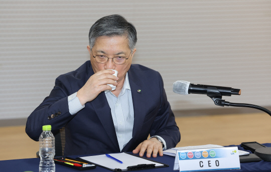 한국토지주택공사(LH) 이한준 사장이 2일 오후 서울 강남구 LH 서울지역본부에서 열린 아파트 철근 누락 사태 회의에서 물을 마시고 있다.  연합뉴스