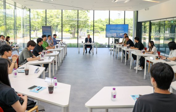 장영수 국립부경대학교 총장과 현장실습학기제 참여 학생들이 소통 간담회를 갖고 있다. 사진=부경대학교 제공