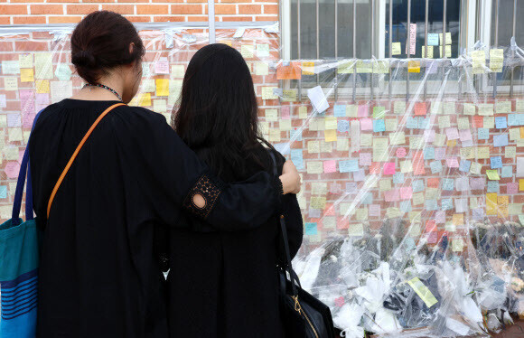 23일 서울 서초구 ㅅ초등학교의 교사가 교내에서 극단적인 선택을 해 숨지는 사건이 발생한 가운데 추모객들이 추모를 하고 있다. 연합뉴스