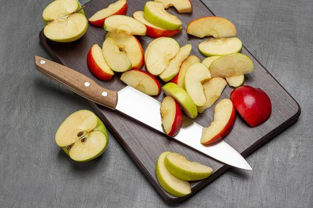 부엌칼이나 주방가위처럼 날카로운 칼날이 있는 주방용품은 어떻게 버리는 것이 안전할까요. 또 재활용은 어떻게 해야 되는 걸까요. 게티이미지뱅크