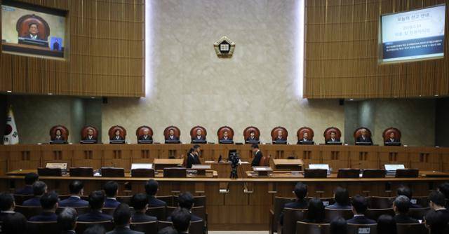 김명수(가운데) 대법원을 포함한 13명 대법관들이 지난달 17일 서울 서초구 대법원 대법정에서 열린 전원 합의체 선고를 위해 착석해 있다. 뉴스1