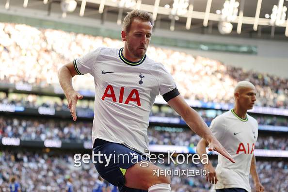 LONDON, ENGLAND - SEPTEMBER 17: Harry Kane of Tottenham Hotspur celebrates after scoring their team's first goal during the Premier League match between Tottenham Hotspur and Leicester City at Tottenham Hotspur Stadium on September 17, 2022 in London, England. (Photo by Ryan Pierse/Getty Images)