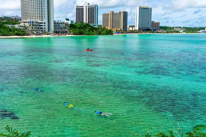괌 투몬 바다에서 스노클링과 카약을 즐기는 관광객 모습. 태풍의 잔해물은 이제 찾아볼 수 없다.