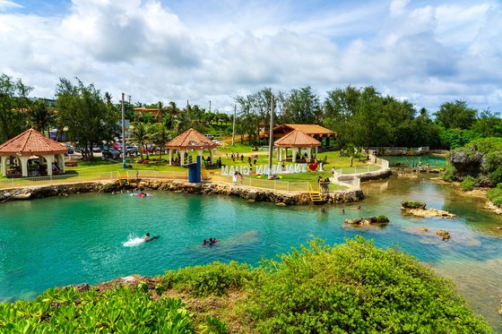 괌 이나라한의 천연 수영장. 먼 옛날 화산의 영향으로 생긴 천연 물놀이 시설이다.