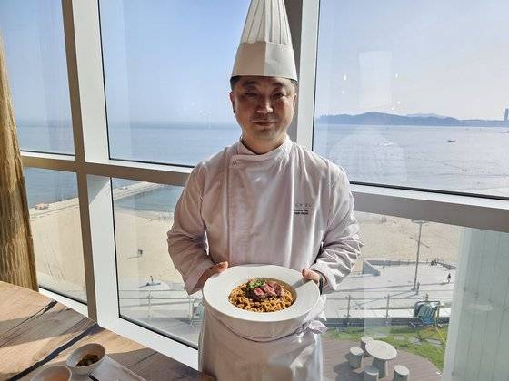 한인호 시그니엘 부산 조리팀장이 호텔 내 뷔페 '더 뷰'에서 '트러플 안심 짜파구리' 메뉴를 들고 있다. 최선을 기자