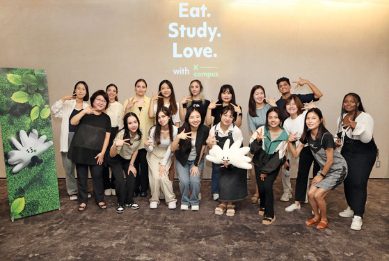 Members of the Korea JoongAng Daily’s third K-campus student reporter program celebrate the end of their journey on Wednesday at the paper’s office in Sangam-dong, western Seoul. [PARK SANG-MOON]