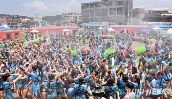 세계스카우트잼버리에 참여한 벨기에 스카우트 대원들이 2일 보령 머드축제장을 찾아 젊음을 만끽하고 있다. 