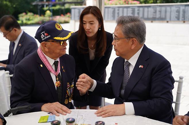 박진 외교부 장관이 29일(현지시간) 정전 협정 70주년을 맞아 튀르키예 앙카라 한국공원에 있는 한국전쟁 기념탑을 방문, 90세가 넘은 튀르키예 6·25전쟁 참전용사를 만나 감사의 마음을 전하고 있다. [연합]